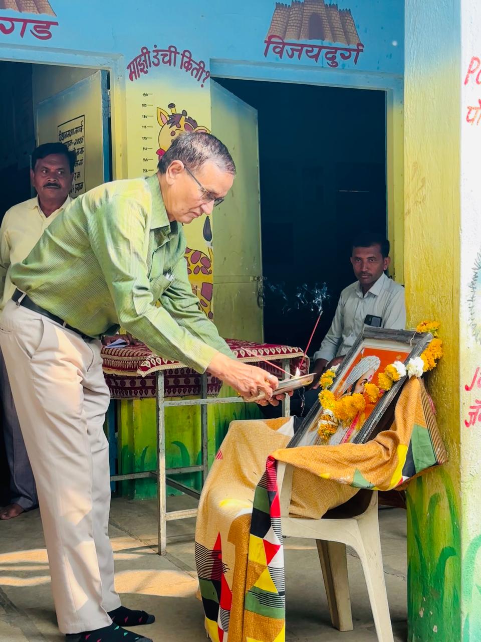 Director performing Shivjayanti puja at Vijayदुर्ग School